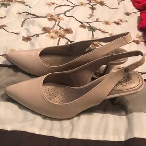 Life Stride Beige sling back pumps